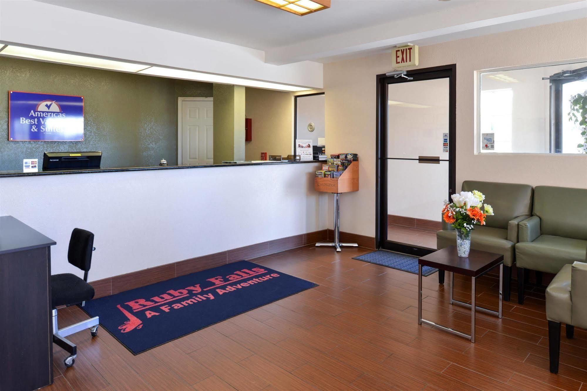 Carry On Inn & Suites LaFayette エクステリア 写真