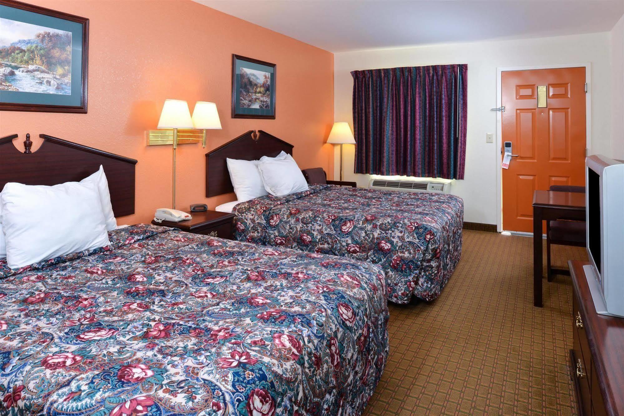 Carry On Inn & Suites LaFayette エクステリア 写真